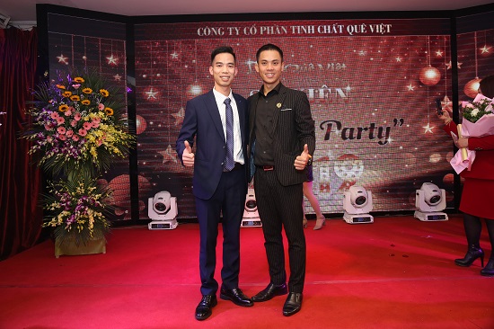 CEO Nguyễn Kao Toản và Trainer Lê Văn Cương chụp ảnh lưu niệm tại buổi lễ