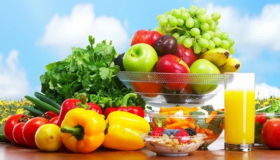 Ăn nhiều rau xanh và hoa quả giúp tăng cường sức khỏe của người già