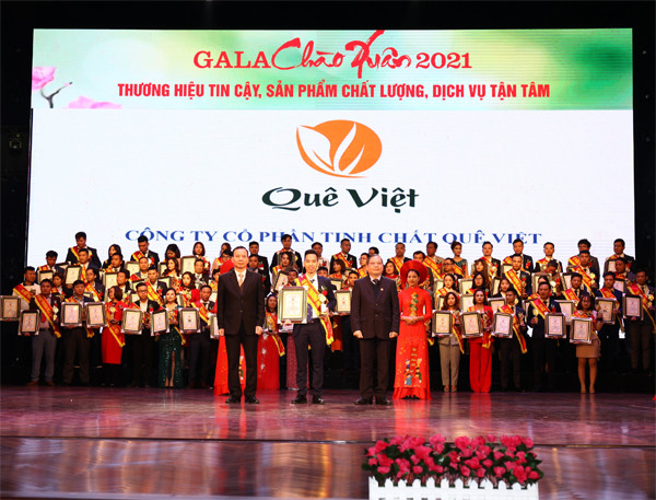 CEO Quê Việt lên nhận thưởng tại chương trình